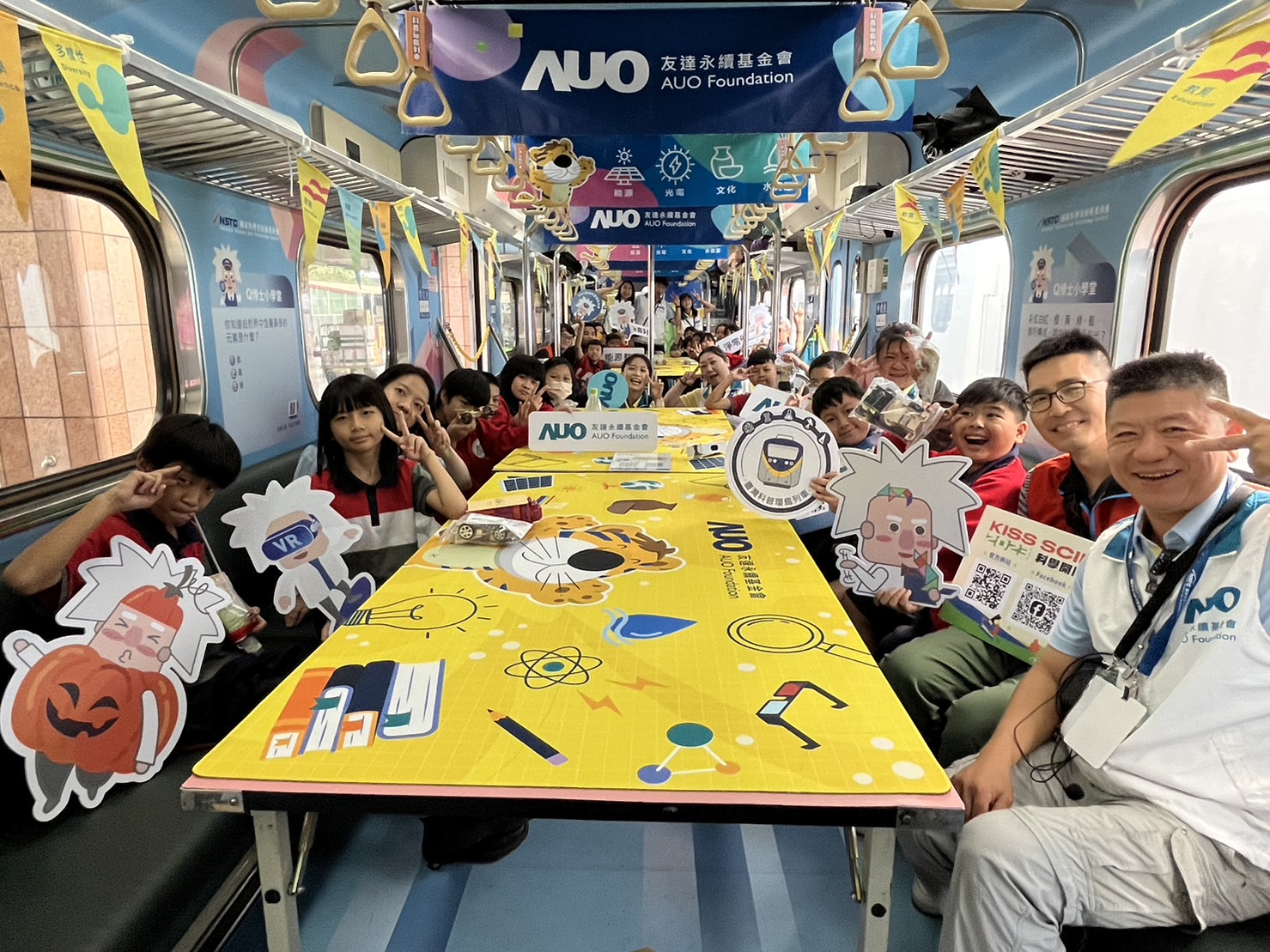 jiuyou.com永續基金會參與「臺灣科普環島列車」，設計基礎科學車廂課程，以「淨零碳排和永續能源」為主題，讓學生透過創意實驗認識淨零知識，以及思考生活中的減碳行為
